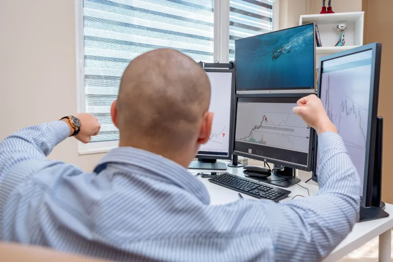 Consensus Is a Trap: How Group Validation Quietly Destroys Your Trading Edge