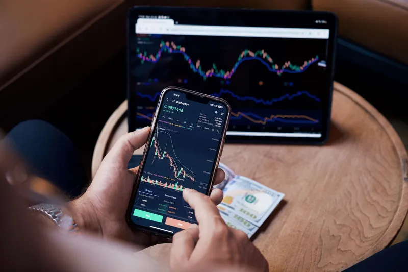 Selling Into the Surge: How Institutional Traders Exploit Retail Momentum to Position Against the Crowd